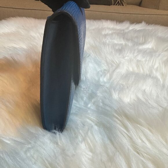 Authentic Louis Vuitton Epi Leather Arts-Deco Pochette Clutch - Picture 4 of 17